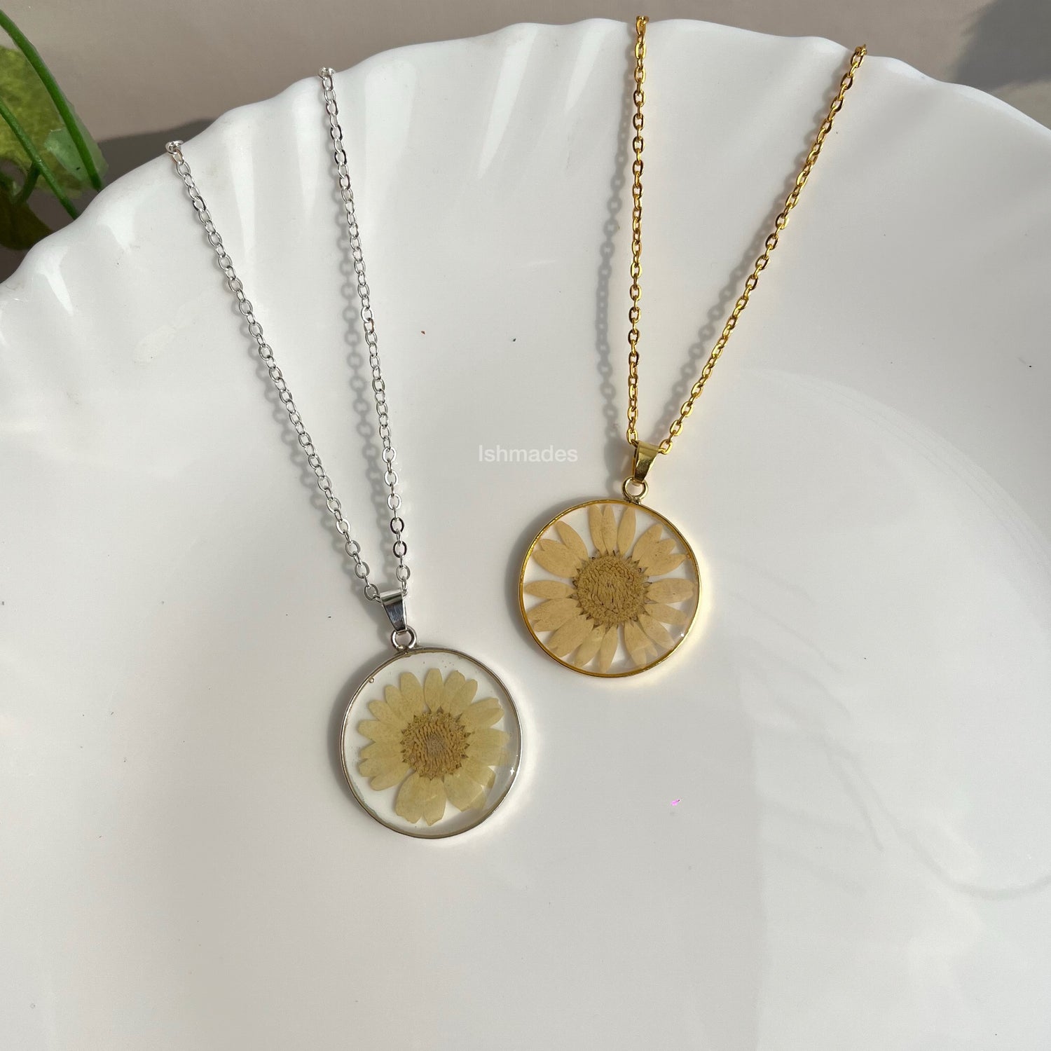 White daisy locket