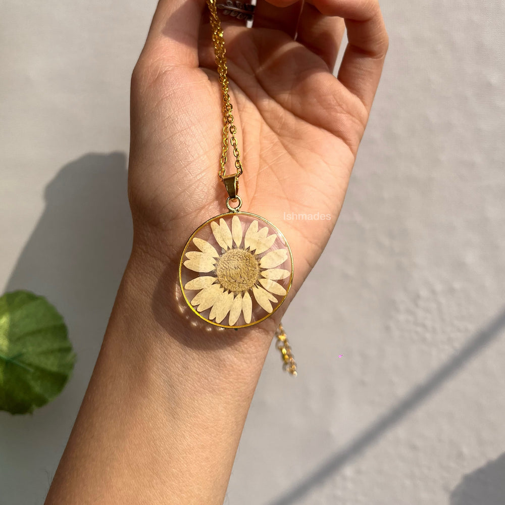 White daisy locket