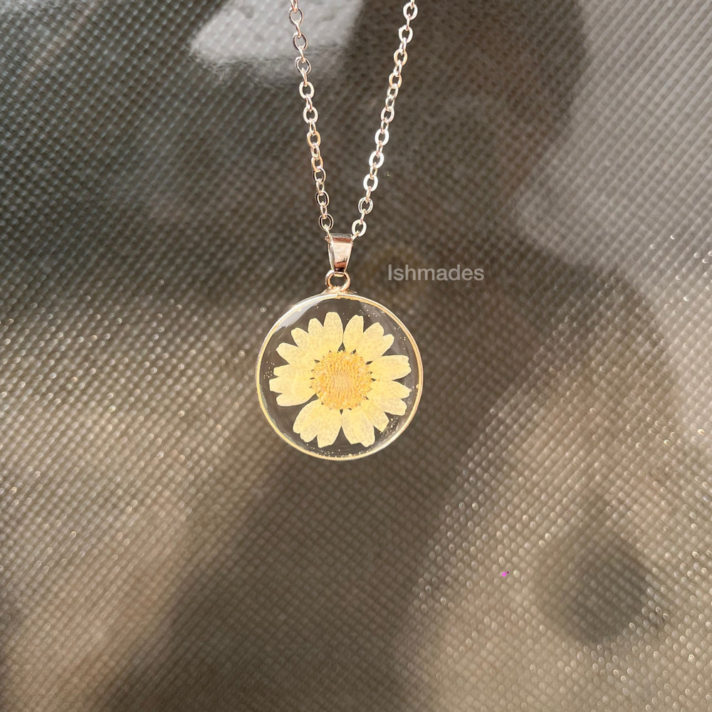 White daisy locket